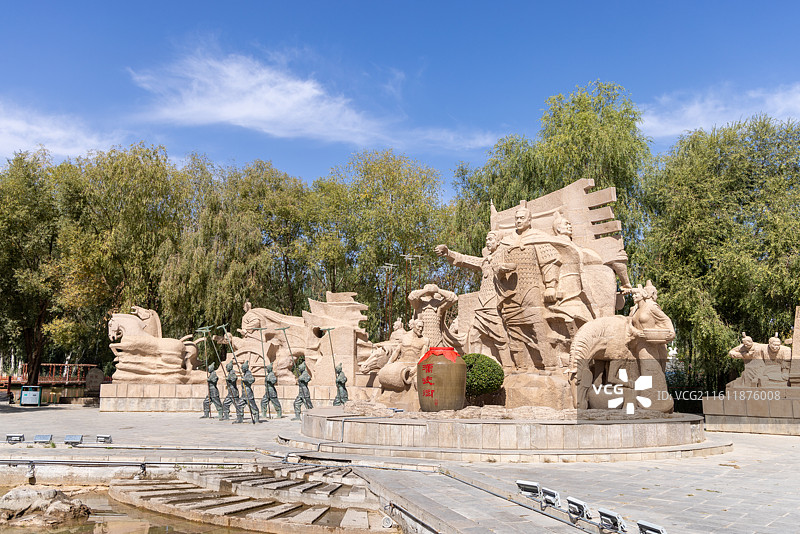 甘肃酒泉肃州区酒泉公园里的霍去病倒酒入泉雕塑图片素材