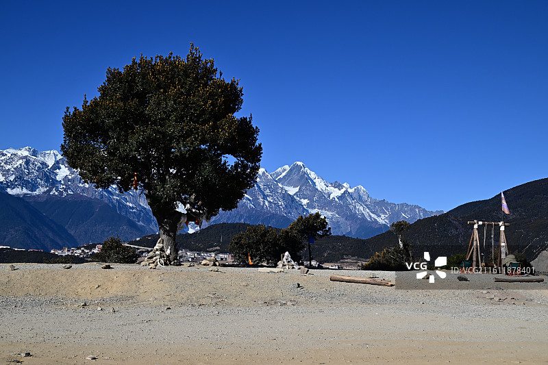 云南香格里拉梅里雪山图片素材