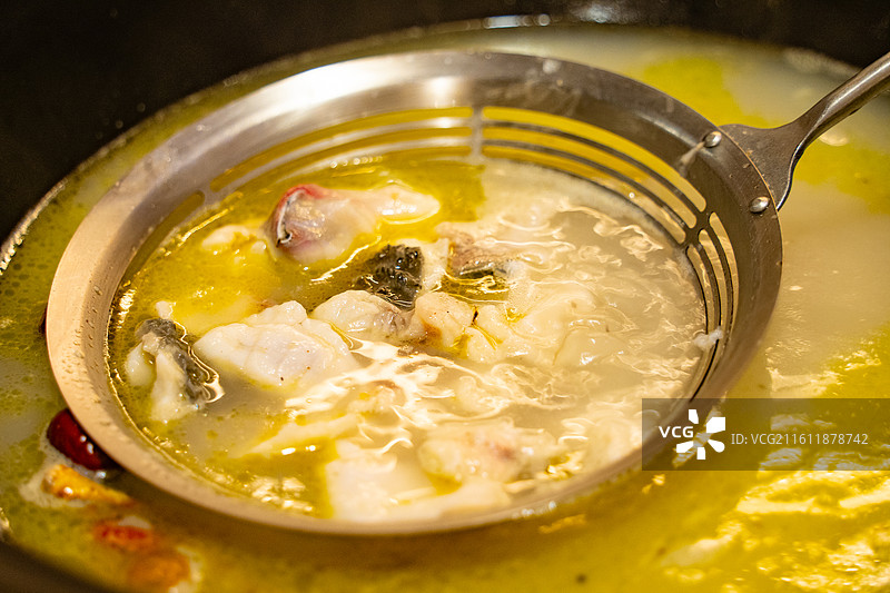 打边炉火锅煮鱼片图片素材