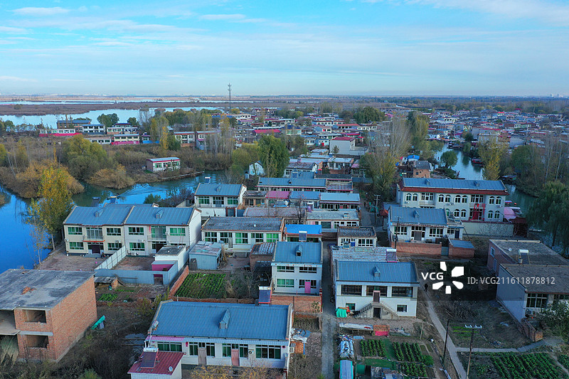 碧水连天映霞光，野鸭掠舞芦花黄  俯身临岸观舟远，银杏红叶风里扬  千岛万湖织洋淀，生态画卷韵悠长图片素材