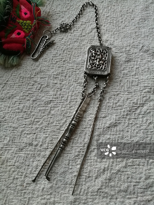 白色棉布背景下的老银首饰品胸针香囊簪子红玛瑙门襟图片素材