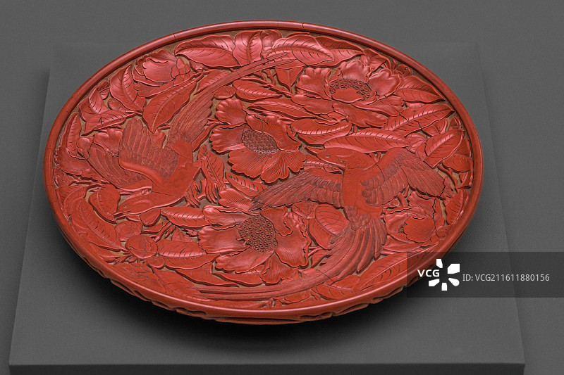 剔红紫萼纹圆盘_元_圣众来迎寺_上海博物馆_红翠斗芳菲_宋元明漆器珍品展图片素材