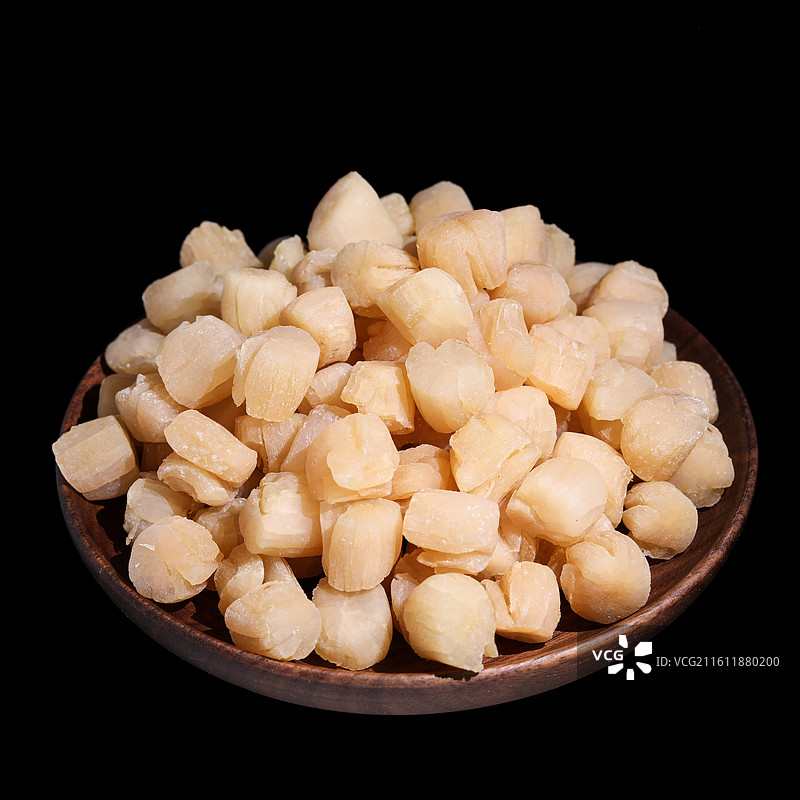 黑色背景上的春节年货美食海鲜海产干货瑶柱的特写图片素材