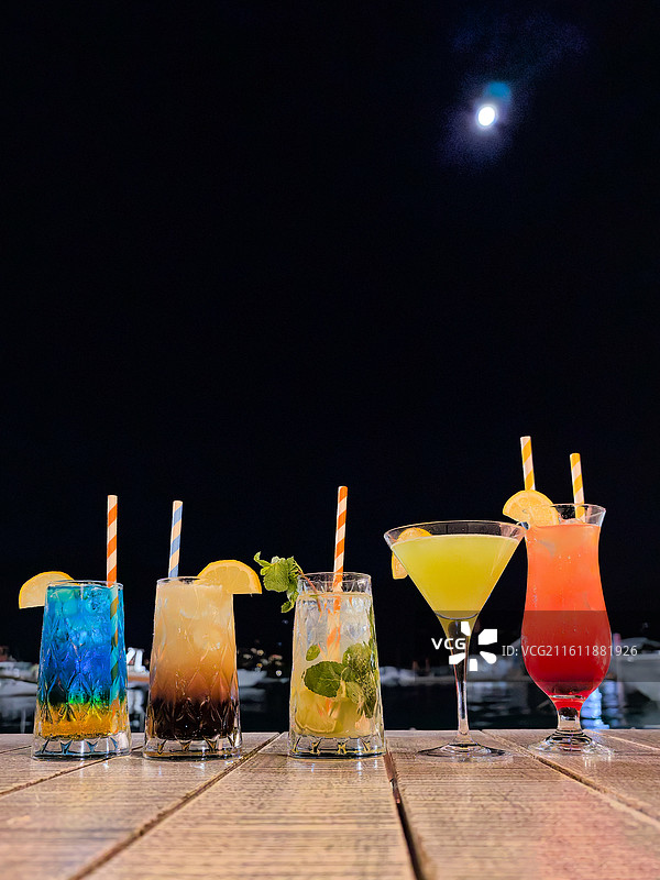 月下鸡尾酒聚会饮品图片素材