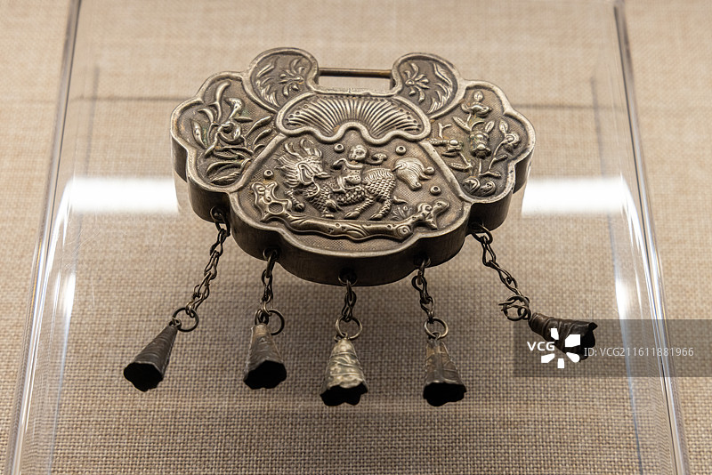 酒泉市博物馆 民国 “麒麟送子”银锁图片素材