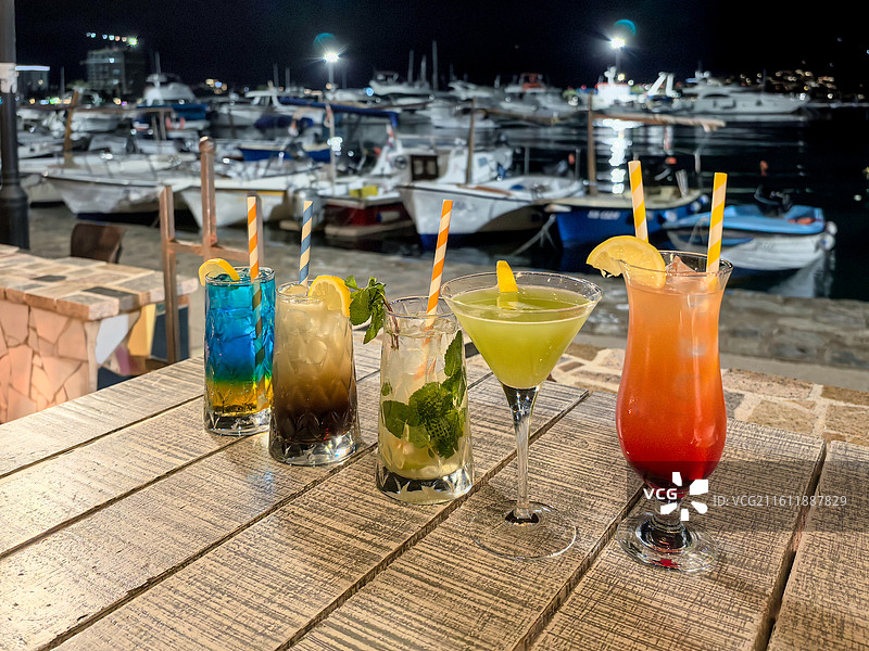 滨海码头鸡尾酒特写图片素材