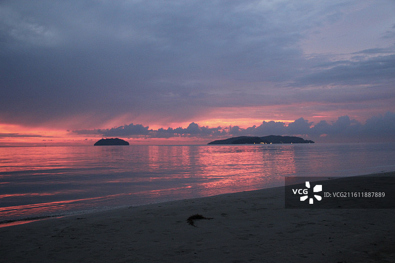 马来西亚沙巴亚庇丹绒亚路海滩日落时分瑰丽的天空海洋图片素材