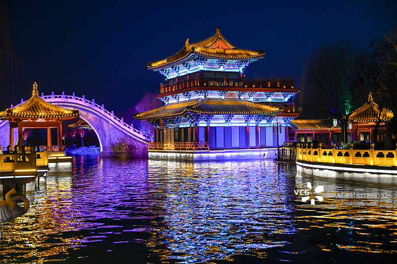 中国开封水系古建筑夜景图片素材