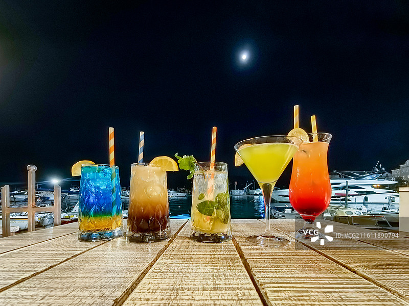 月下鸡尾酒聚会饮品图片素材