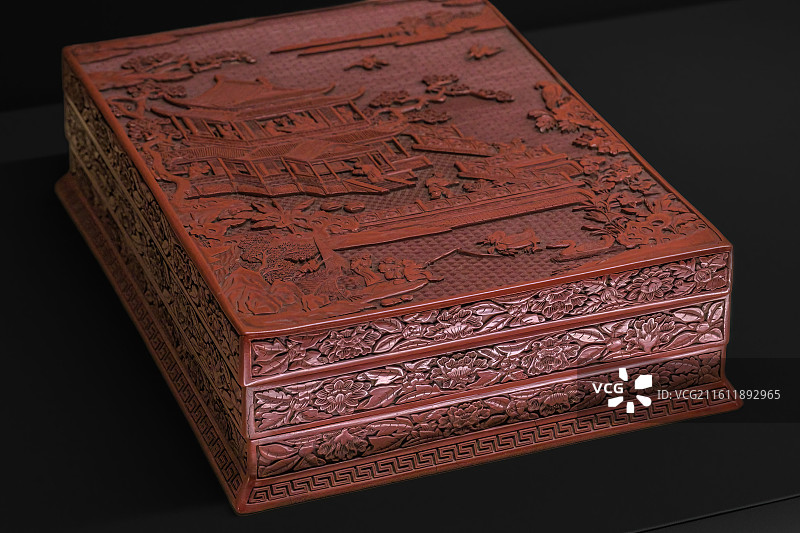 剔红楼阁山水人物图长方盒_明_东京国立博物馆_上海博物馆_红翠斗芳菲_宋元明漆器珍品展图片素材