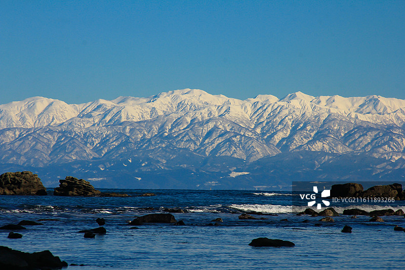 蓝天映衬下的海景和雪山景同框图片素材