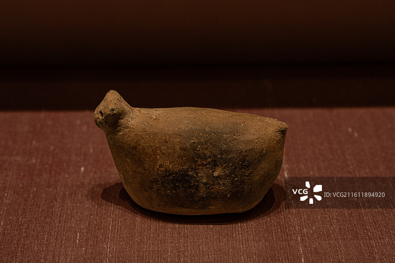 新石器时代 崧泽文化 红陶鸟 苏州市草鞋山遗址出土 苏州博物馆图片素材