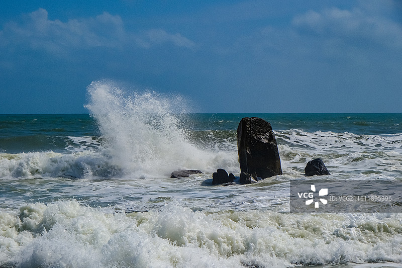 中国海南省万宁市日月湾景区，日月湾海门石  ，海门石滔天巨浪，大浪，日月湾海门景区图片素材