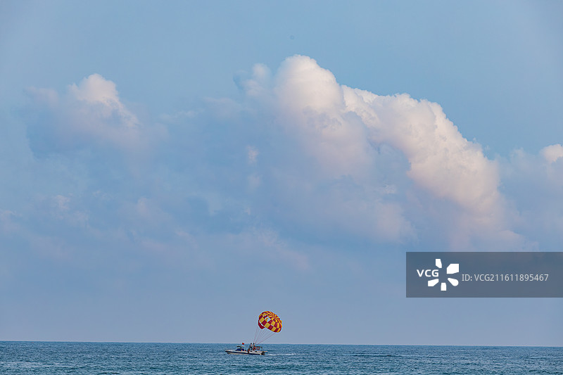 海上娱乐项目，彩虹拖伞图片素材