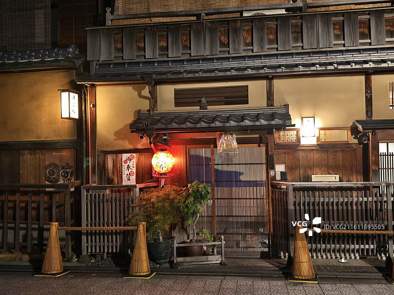 京都花见小路 夜晚窄巷中的行人与红灯笼图片素材