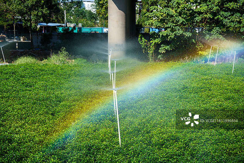 喷淋形成的彩虹图片素材