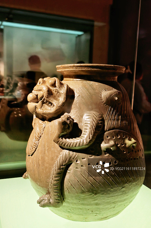 青釉神兽尊 西晋 宜兴市周墓墩出土 南京博物院藏图片素材