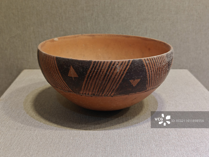 新石器时代，几何纹彩陶钵，1988年户县渭丰乡真守村遗址出土图片素材