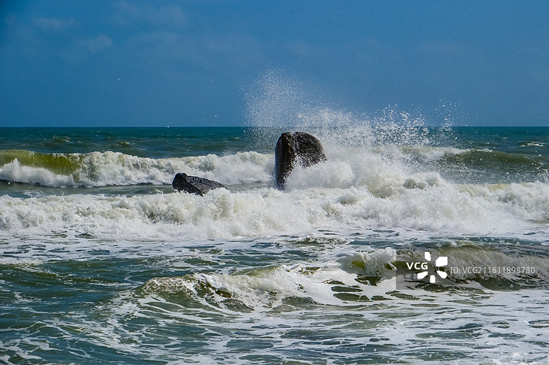 中国海南省万宁市日月湾景区，日月湾海门石  ，海门石滔天巨浪，大浪，日月湾海门景区图片素材