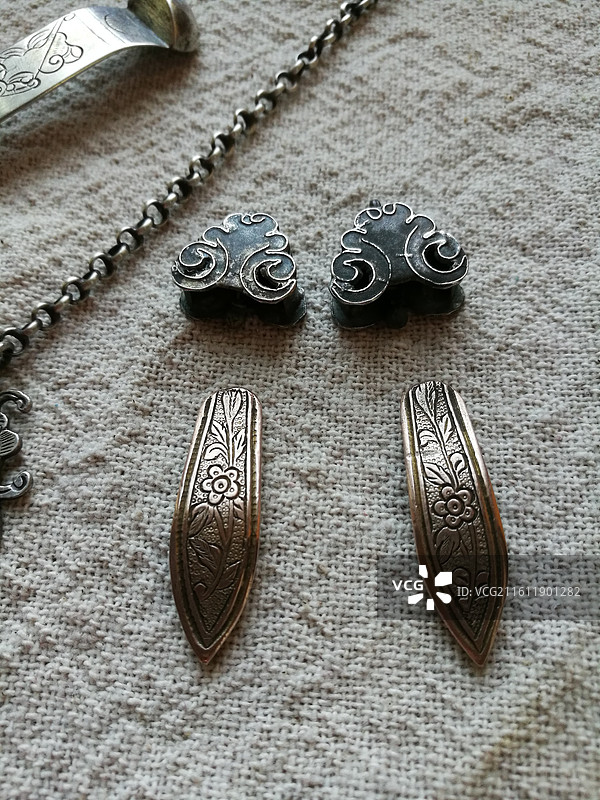 白色棉布背景下的老银首饰品胸针香囊簪子红玛瑙门襟图片素材