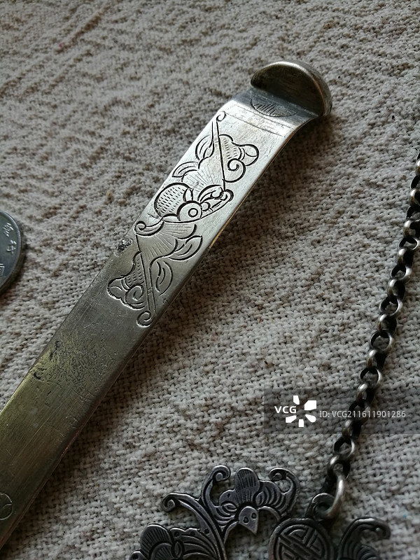 白色棉布背景下的老银首饰品胸针香囊簪子红玛瑙门襟图片素材