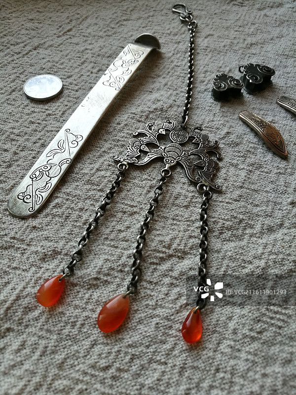 白色棉布背景下的老银首饰品胸针香囊簪子红玛瑙门襟图片素材