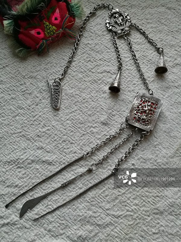 白色棉布背景下的老银首饰品胸针香囊簪子红玛瑙门襟图片素材