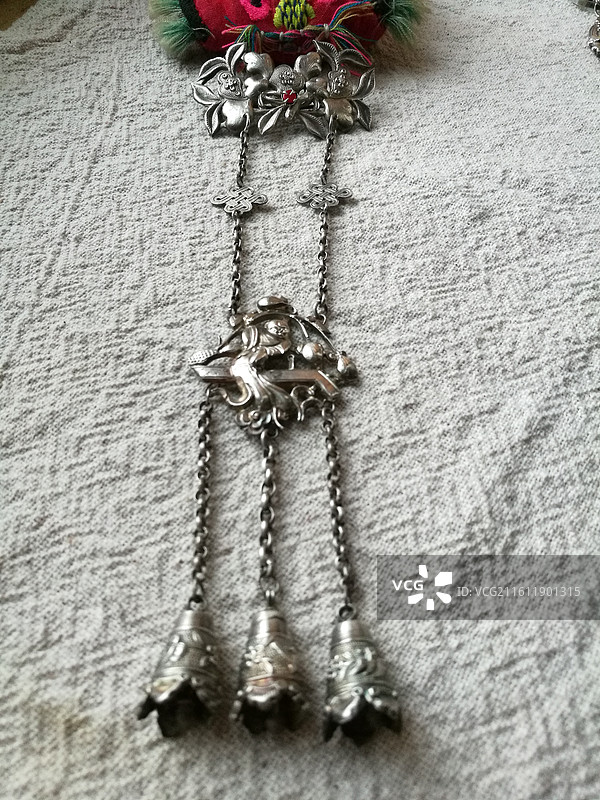 白色棉布背景下的老银首饰品胸针香囊簪子红玛瑙门襟图片素材