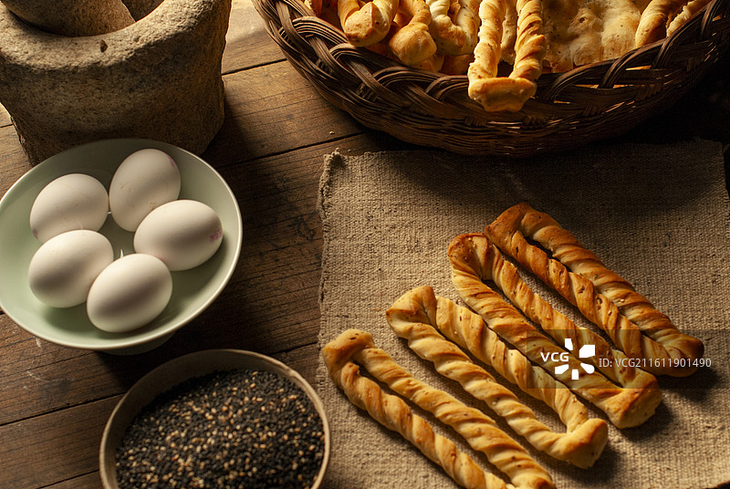 山西特产：月饼与干馍条美食组合图片素材