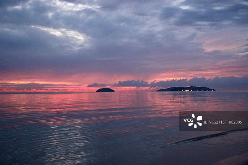 马来西亚沙巴亚庇丹绒亚路海滩日落时分瑰丽的天空海洋图片素材