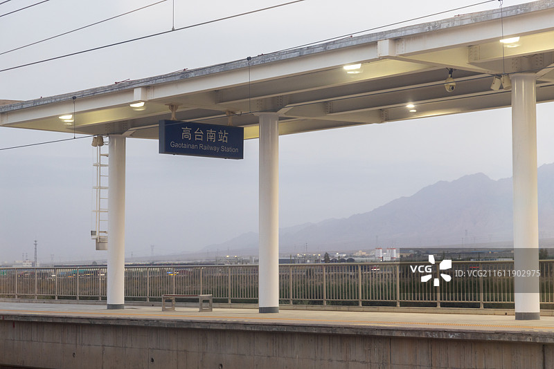 甘肃张掖高台县的高台南站与祁连山脉图片素材