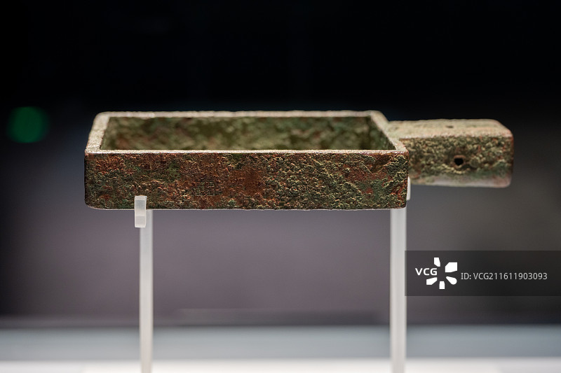 战国商鞅方升：青铜量器见证秦代度量衡统一历史图片素材