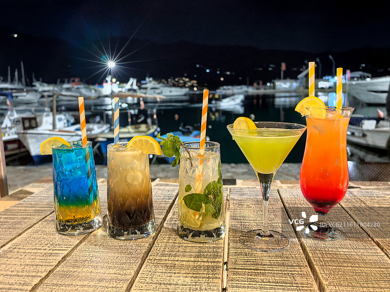 滨海码头鸡尾酒特写图片素材