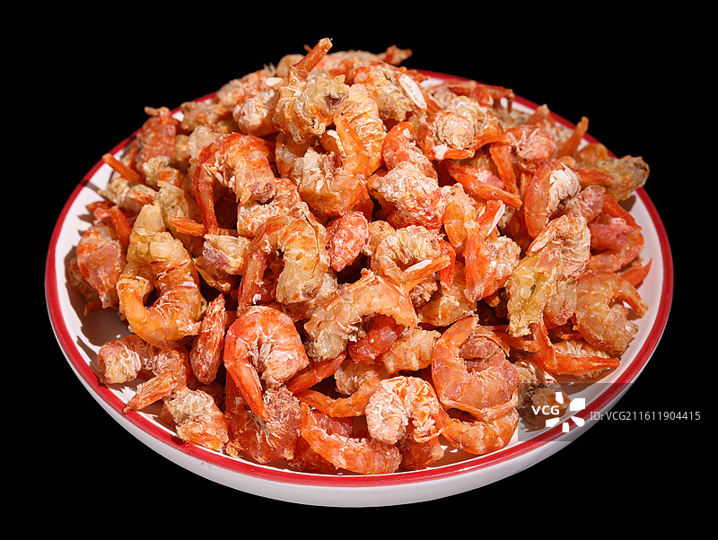 黑色背景上的中国传统春节年货海鲜海产干货虾仁图片素材