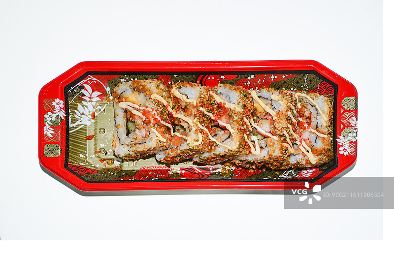 白色背景下盘子里食物的特写镜头图片素材