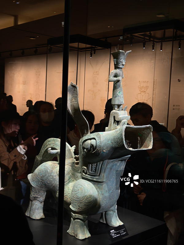四川成都三星堆博物馆青铜器展览图片素材