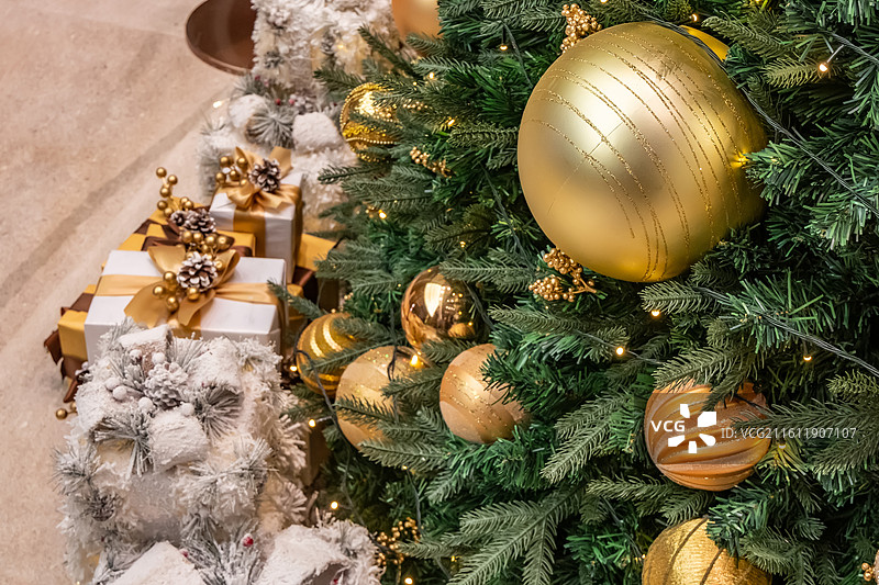 上海市圣诞节装饰彩灯，圣诞树，礼物图片素材