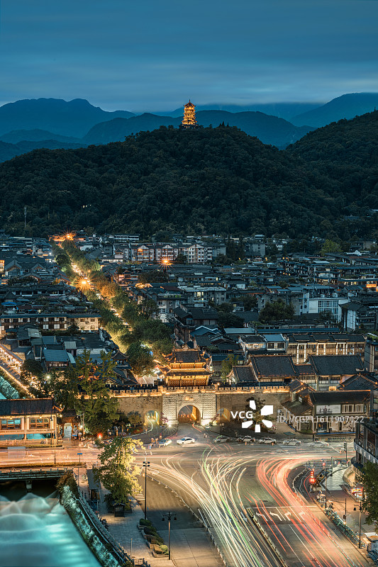 暮色中的都江堰图片素材