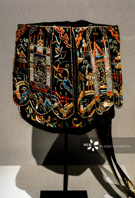 清代文物黑缎广绣天主教神父帽图片素材