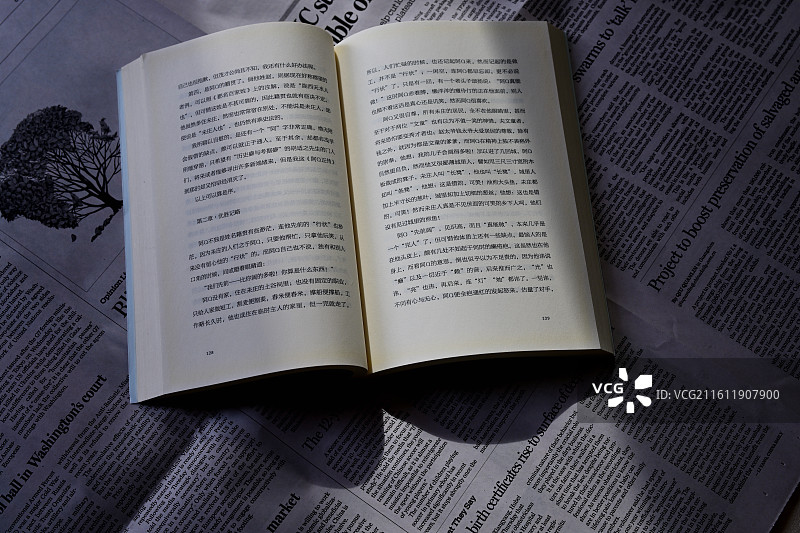 早晨日光下翻开的书本，阅读，未知图片素材