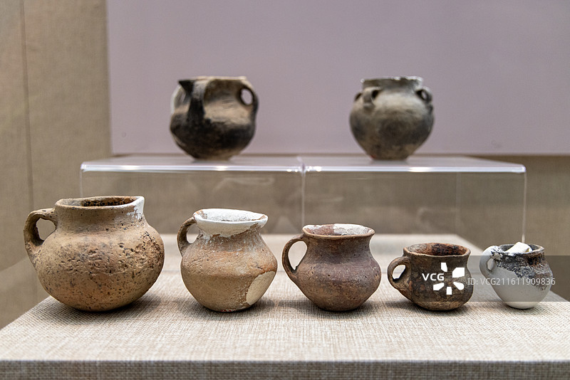 酒泉市博物馆 四坝文化 四系陶罐与单耳彩陶罐 1987年酒泉肃州区干骨崖遗址出土图片素材