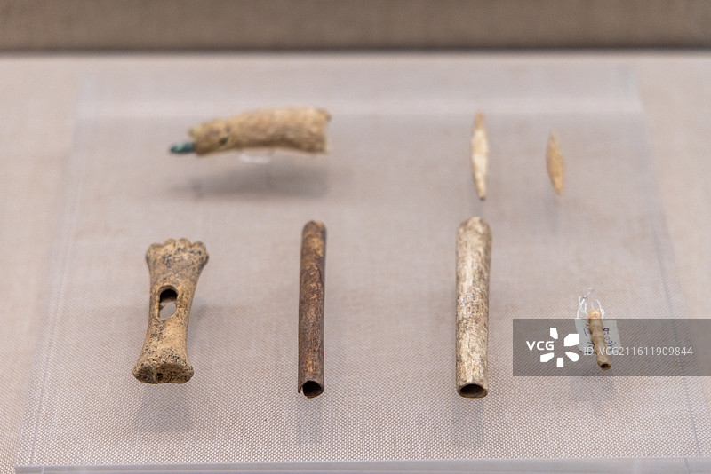 酒泉市博物馆 四坝文化 骨柄铜锥与骨管 1987年酒泉肃州区干骨崖遗址出土图片素材