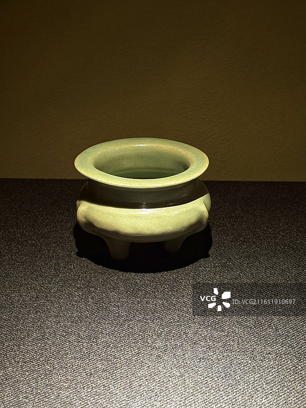 浙江大学艺术与考古博物馆展出南宋龙泉窑青釉鬲式炉图片素材