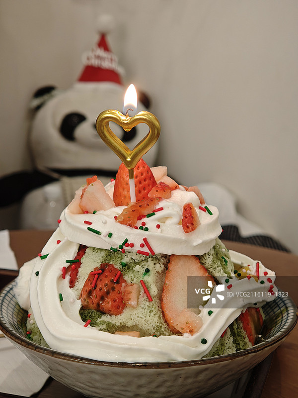 圣诞装饰的奶油抹茶冰沙甜品图片素材