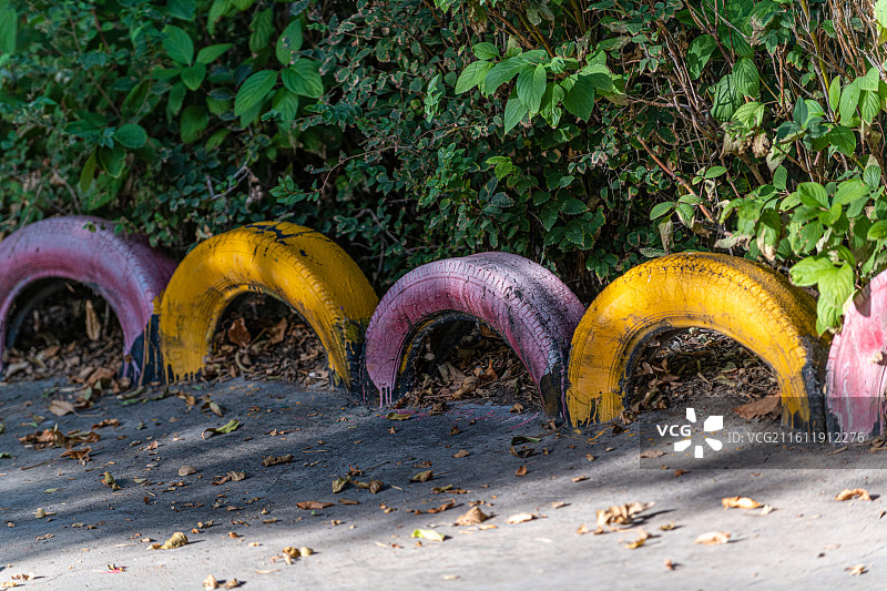 汽车旧轮胎 资源再利用 制作安全围栏图片素材