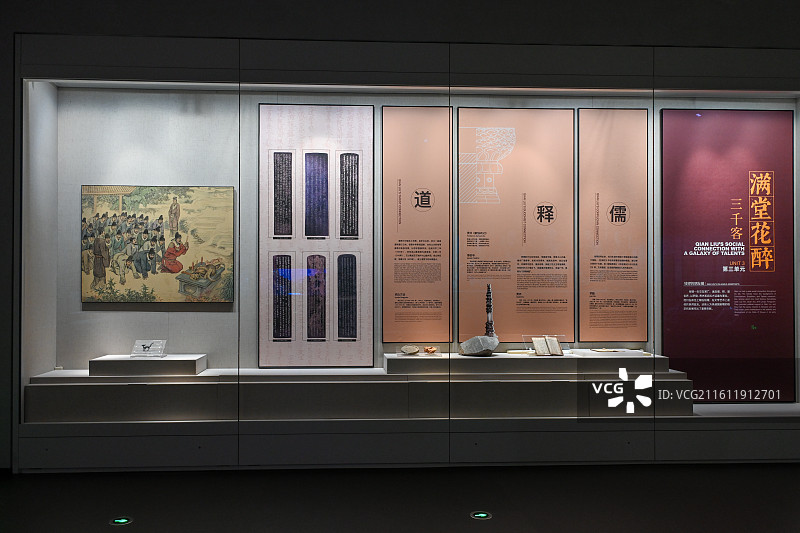 博物馆展柜里的文化密码——“满堂花醉三千客”的古今对话图片素材