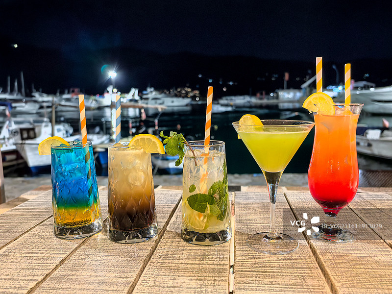 滨海码头鸡尾酒特写图片素材