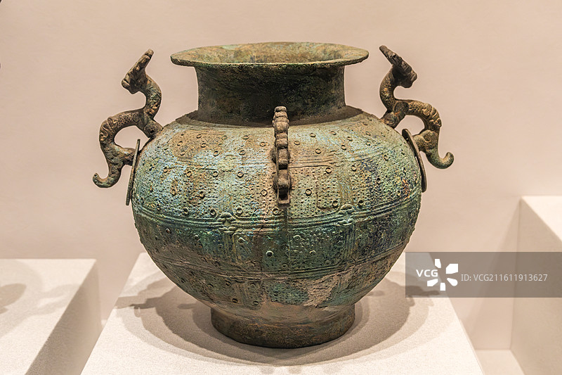 绦索纹兽耳铜罍，东周，河南新乡辉县琉璃阁甲墓出土，河南博物院藏图片素材