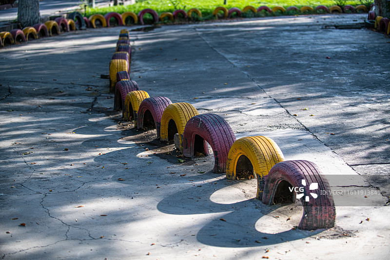 汽车旧轮胎 资源再利用 制作安全围栏图片素材
