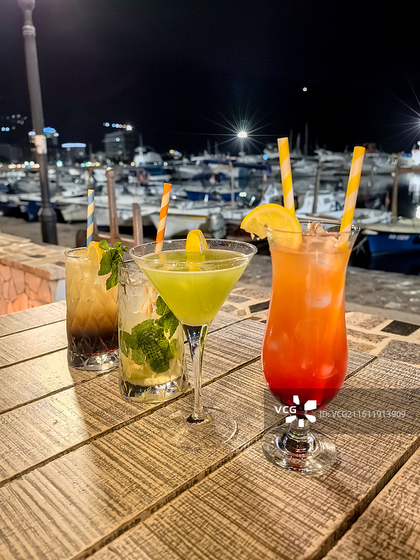 滨海码头鸡尾酒聚餐美食图片素材